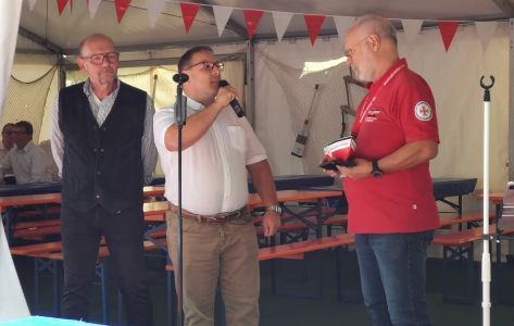 Stefan Raisch (m.) unterstützt mit seiner Firma die Seenotretter – DGzRS-Ehrenamtliche Ermo Lehari(r.) und Veranstaltungsleiter Klaus Moritz (l.)
